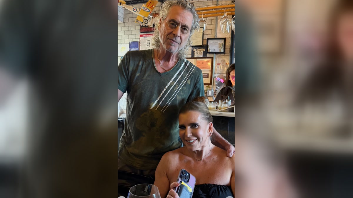 Joe Scaravella, người sáng lập Enoteca Maria, đứng trong không gian nhà hàng