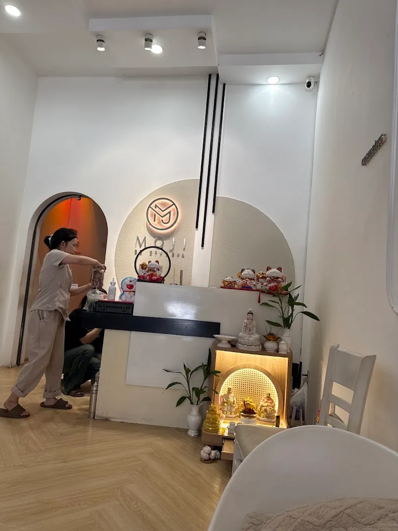 Không gian quầy lễ tân của MOJI Beauty với khu vực chờ và nội thất sáng sạch.