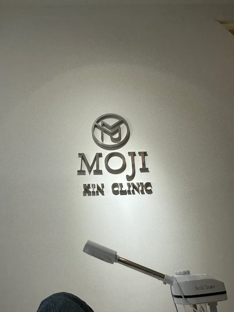 Logo MOJI Skin Clinic và thiết bị soi da trong không gian spa.