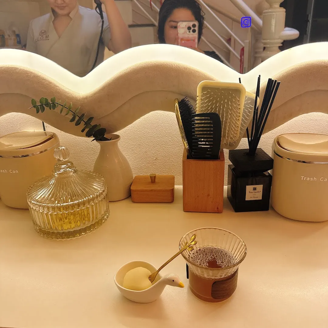 Khu vực bàn gương với lược, tinh dầu và đồ uống thư giãn.