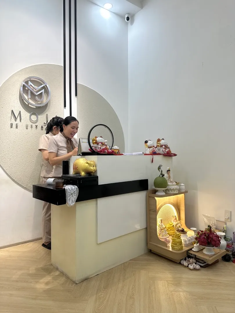 Quầy lễ tân và không gian đón tiếp của MOJI Beauty.