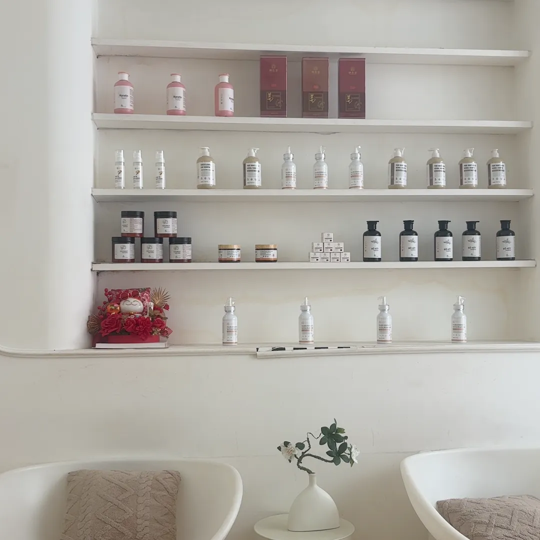 Kệ trưng bày các sản phẩm chăm sóc da và mỹ phẩm trong không gian spa.