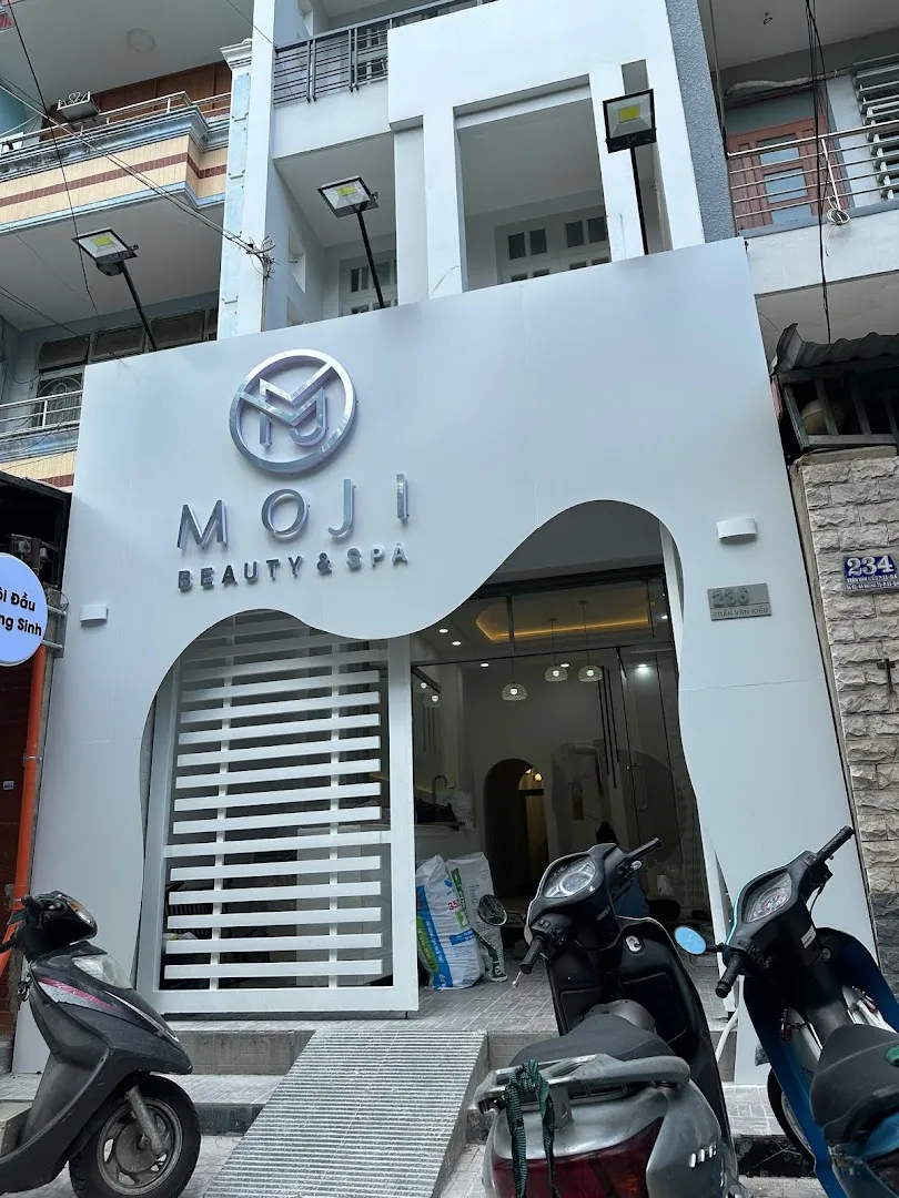 Mặt tiền MOJI Beauty & Spa với lối vào và bảng hiệu rõ ràng.