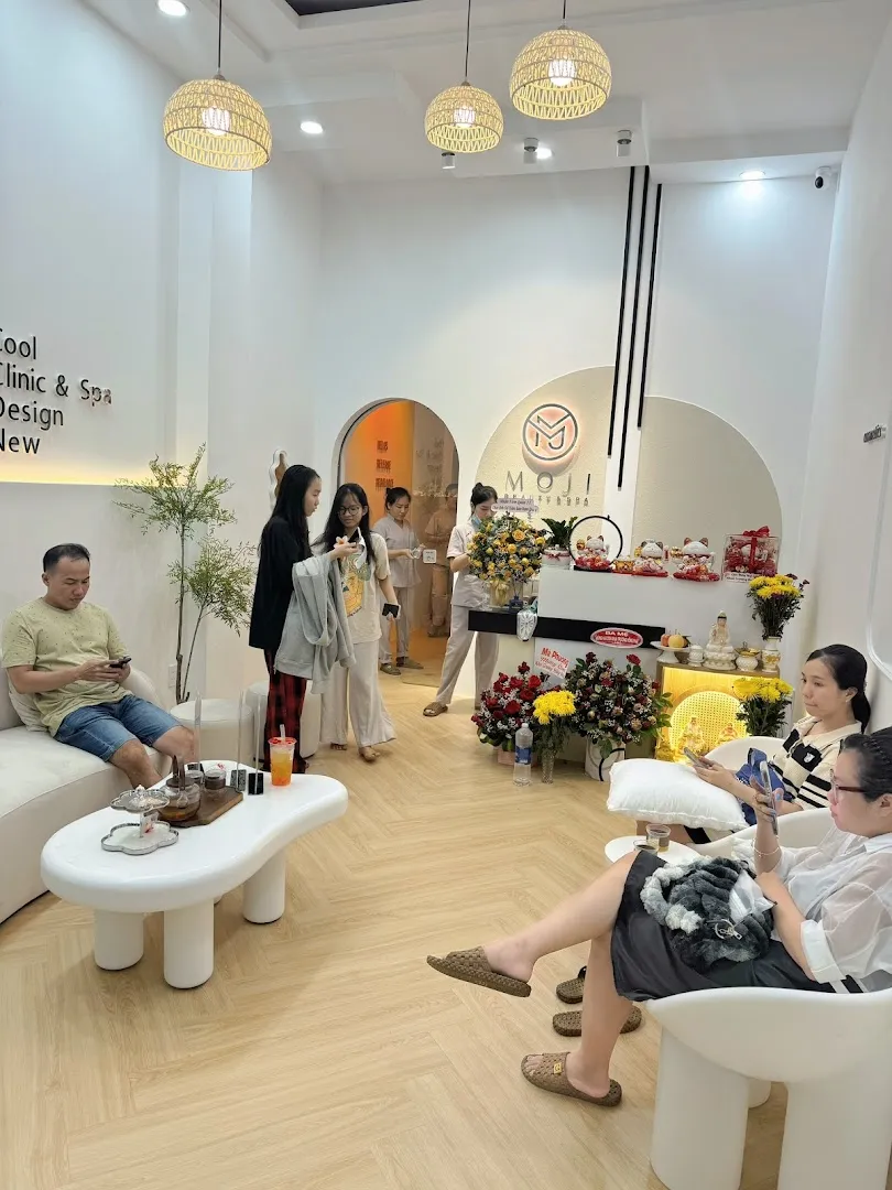 Không gian nội thất sáng thoáng với khu vực chờ và quầy lễ tân của MOJI Spa.