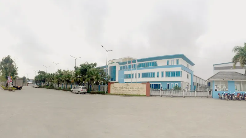Mặt tiền Công ty Cổ phần May Hải Anh với tòa nhà văn phòng và khu nhà xưởng.