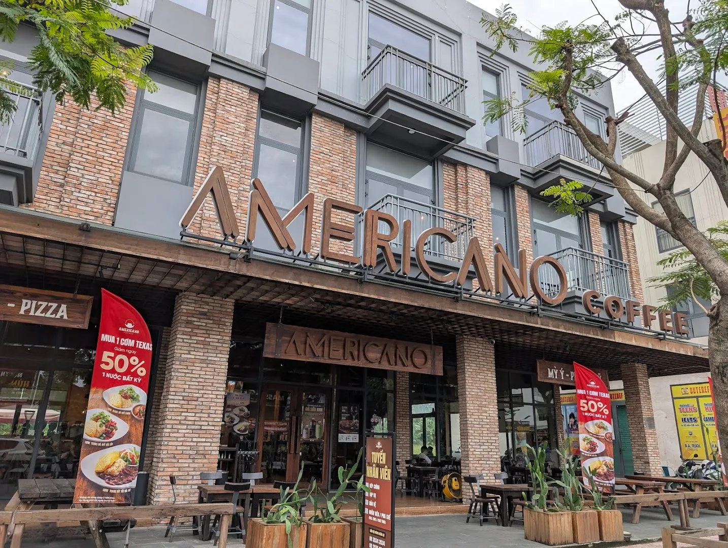 Mặt tiền AMERICANO COFFEE với không gian ngoài trời và biển hiệu rõ ràng.