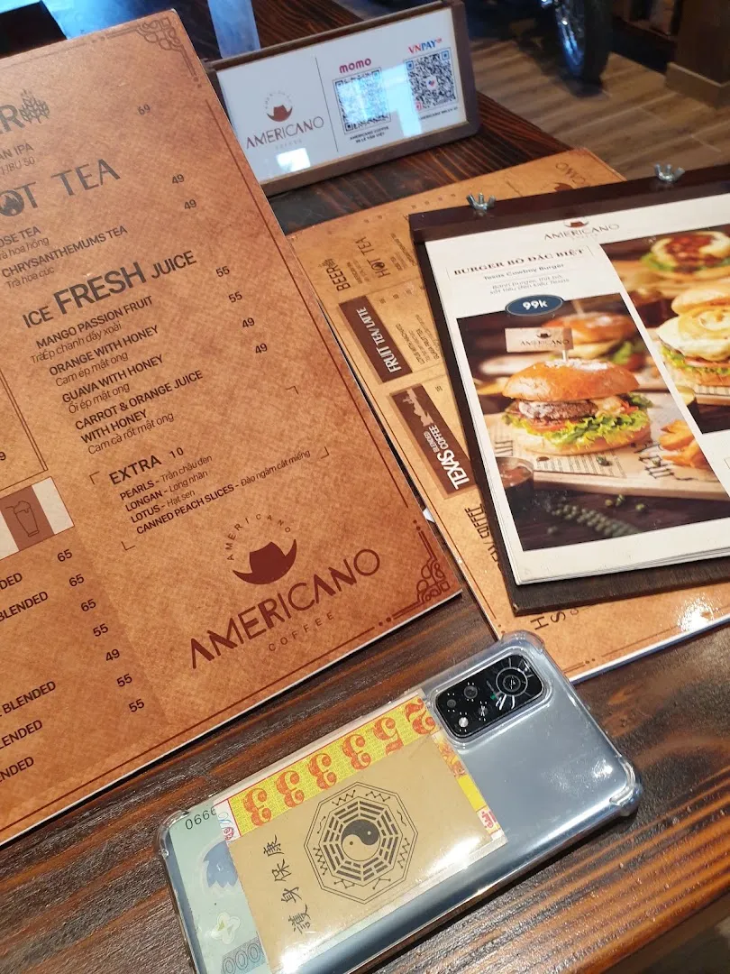 Menu Americano Coffee với các món nước, món ăn và mức giá hiển thị trên bàn.