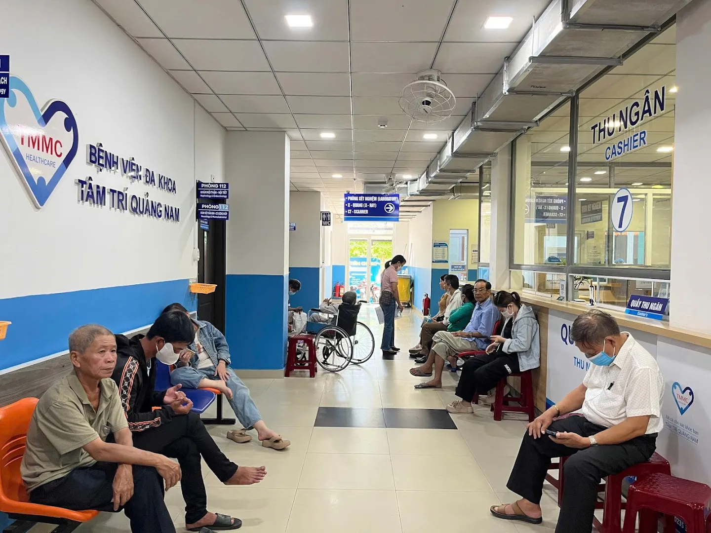 Khu vực sảnh chờ và quầy thu ngân của Bệnh viện Đa khoa Tâm Trí Quảng Nam.