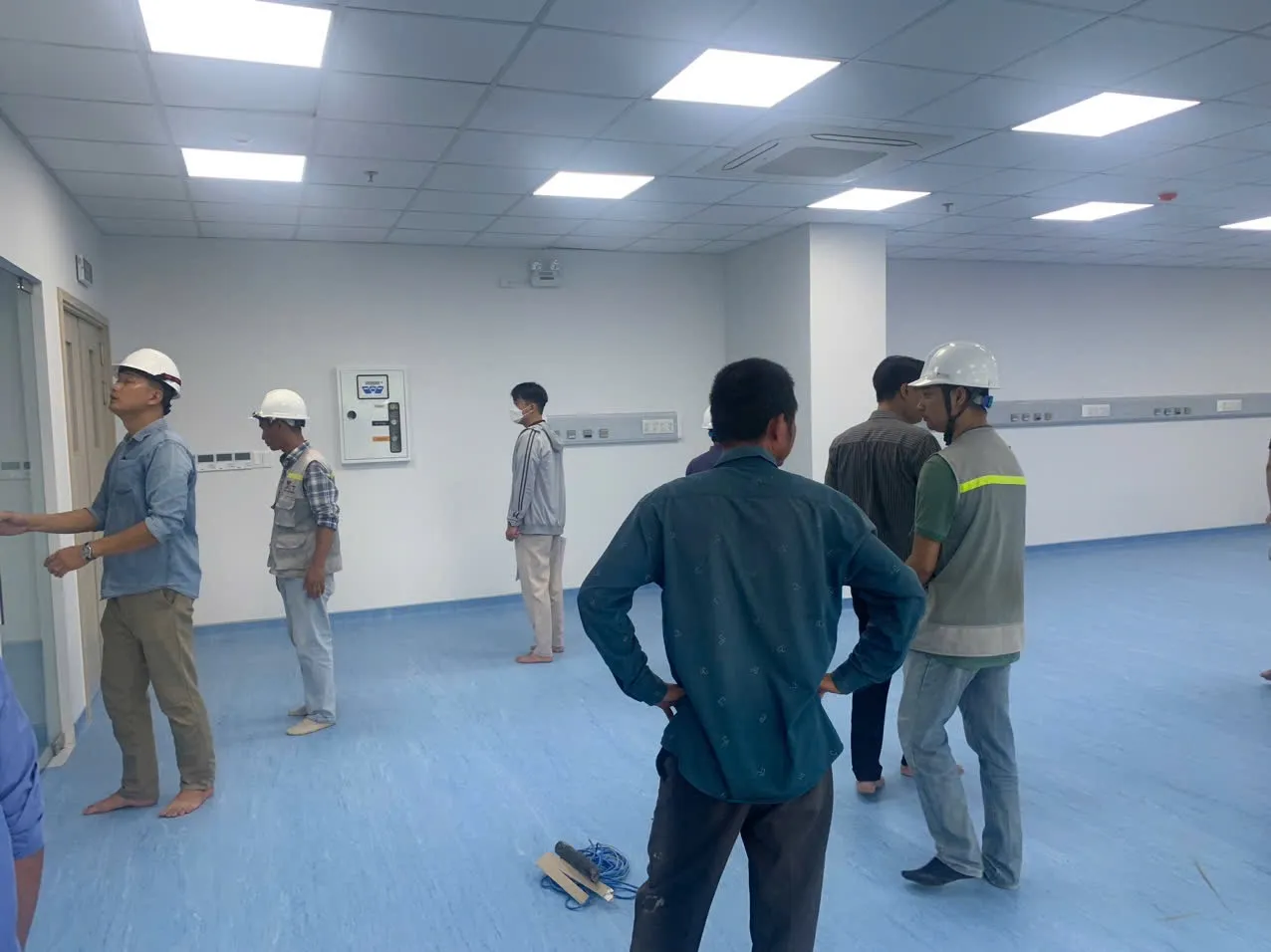 Không gian phòng bệnh với sàn và hệ thống điện âm tường đang được hoàn thiện.
