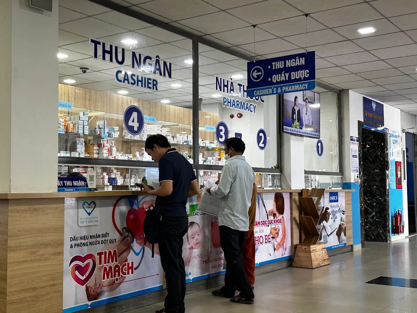 Quầy thu ngân và quầy dược với các ô phục vụ được đánh số trong bệnh viện.