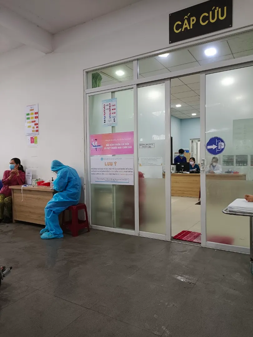 Khu vực lối vào khoa Cấp cứu với quầy tiếp nhận và nhân viên y tế bên trong.