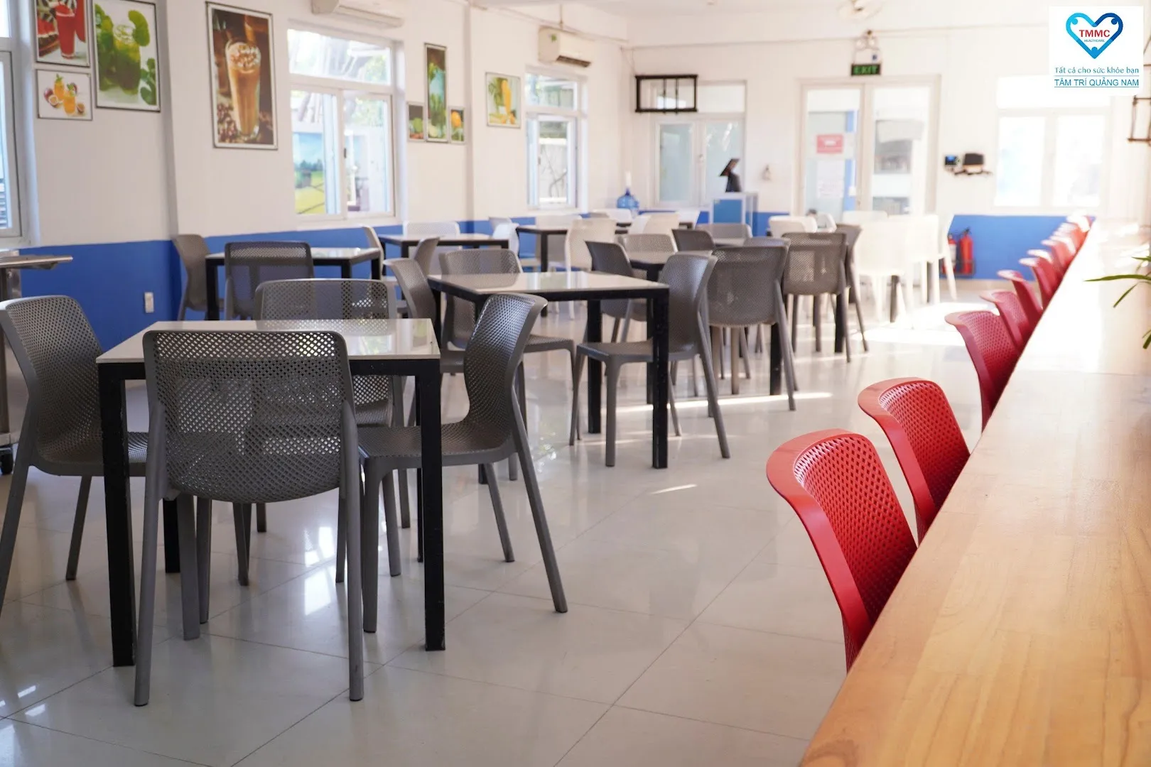 Không gian phòng ăn và khu vực bàn ghế sáng thoáng trong bệnh viện.