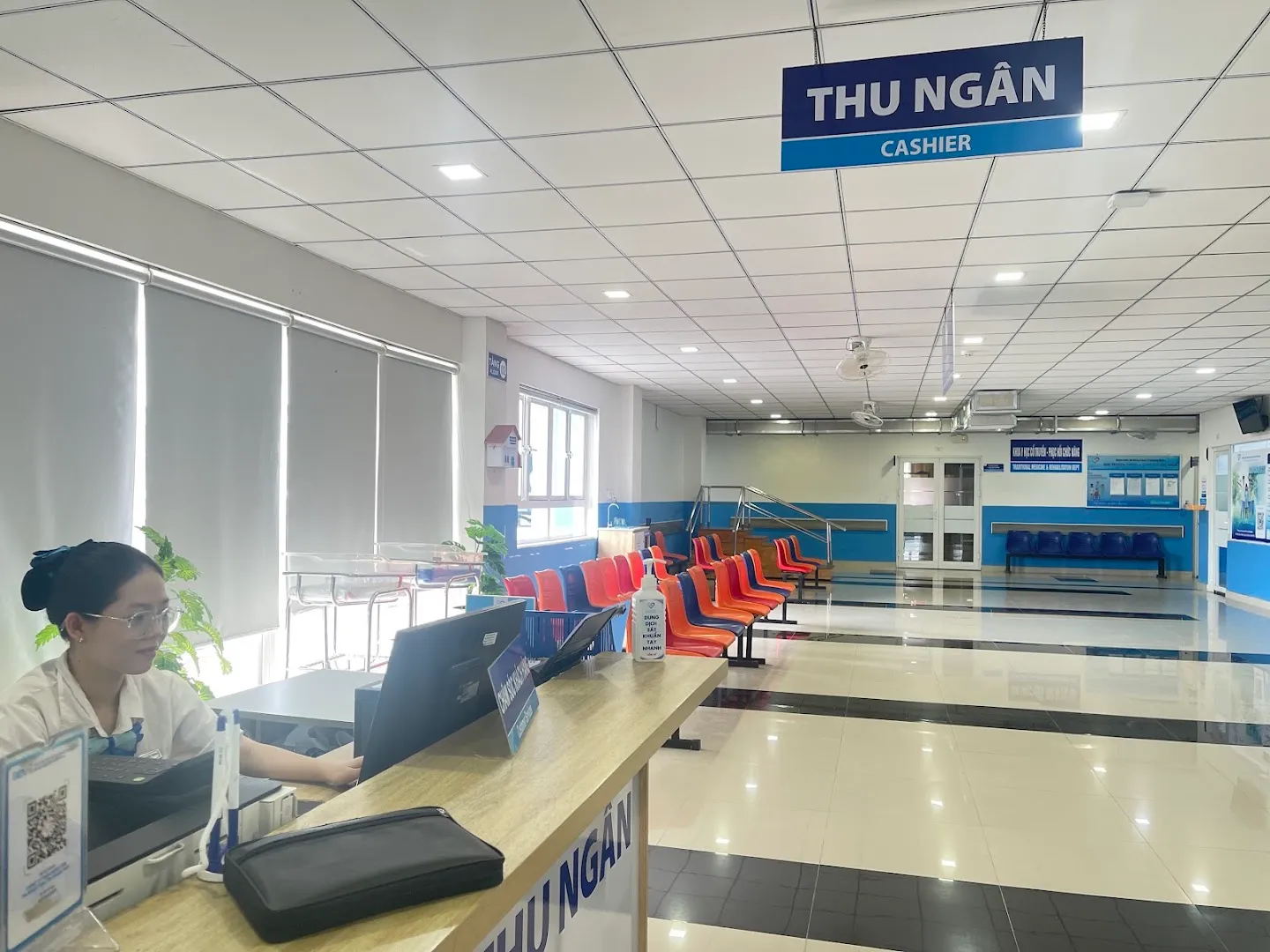 Khu vực thu ngân và sảnh chờ của bệnh viện với ghế ngồi dành cho người bệnh.