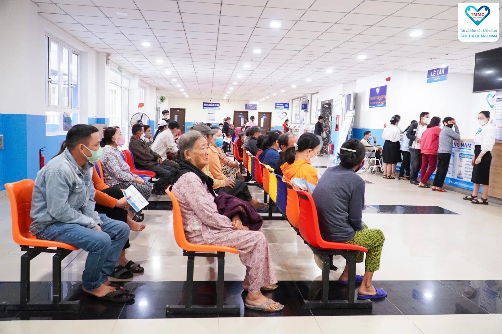Khu vực tiếp đón và phòng chờ với nhiều người ngồi đợi khám.