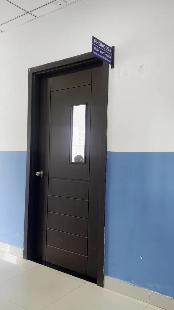 Cửa phòng 226 với biển chỉ dẫn “Khám vết hạch hạch phần”.