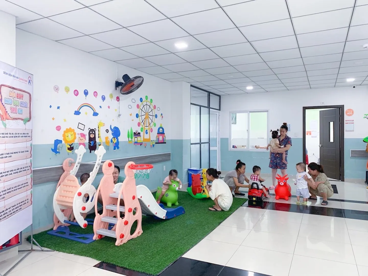 Khu vui chơi dành cho trẻ em trong không gian bệnh viện.