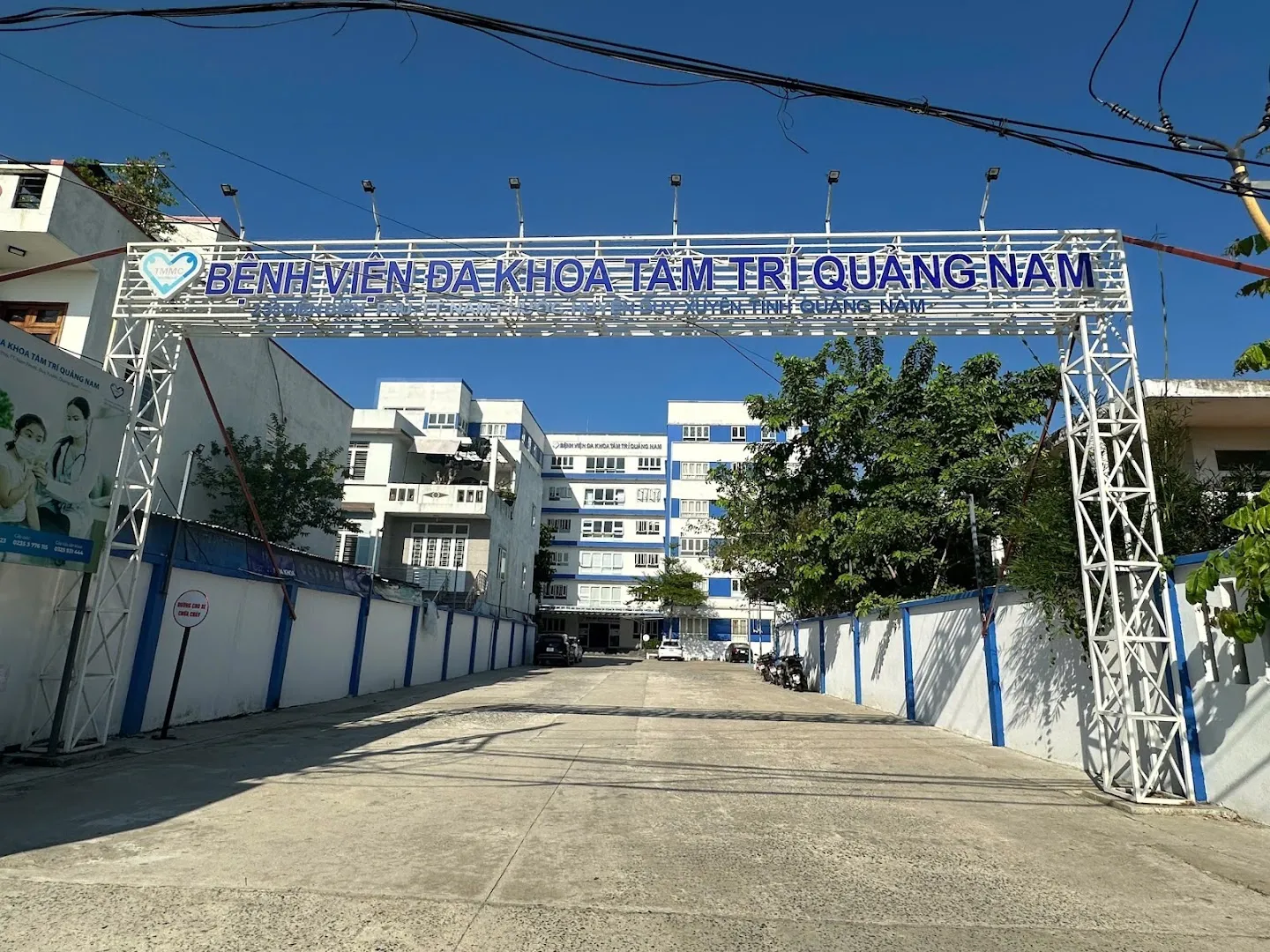 Cổng vào và khuôn viên Bệnh viện Đa khoa Tâm Trí Quảng Nam