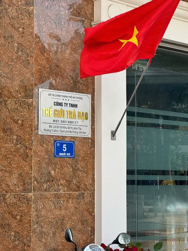 Mặt tiền có biển hiệu Công ty TNHH Thế Giới Trà Đạo và địa chỉ số 5 Ngõ 50.