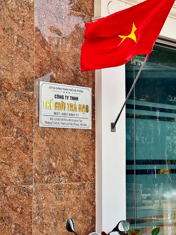 Biển hiệu Công ty TNHH Thế Giới Trà Đạo tại mặt tiền cửa hàng.