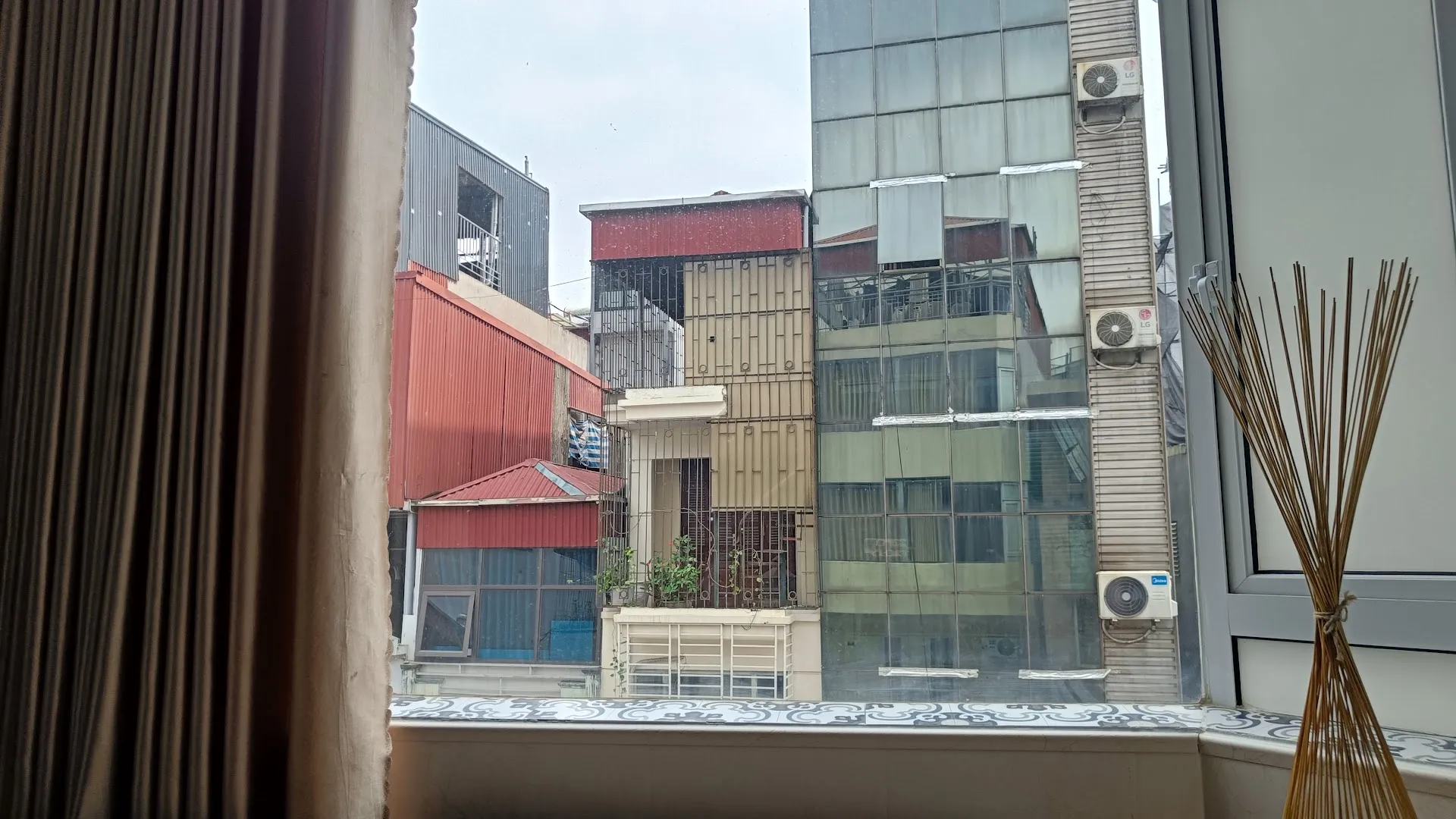 Khung cảnh các ngôi nhà liền kề nhìn từ cửa sổ căn hộ.