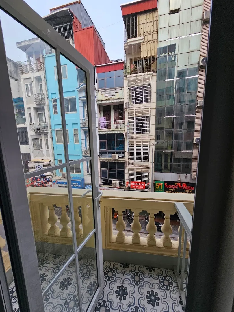 Ban công nhìn ra dãy nhà phố và đường phố bên dưới.