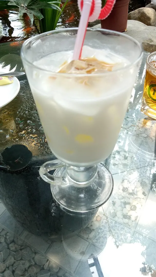 Ly đồ uống sữa đá phục vụ tại quán cà phê.