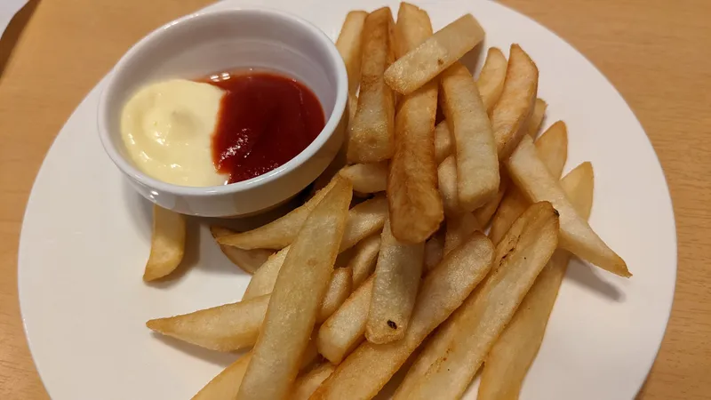 Khoai tây chiên ăn kèm sốt mayonnaise và tương cà.