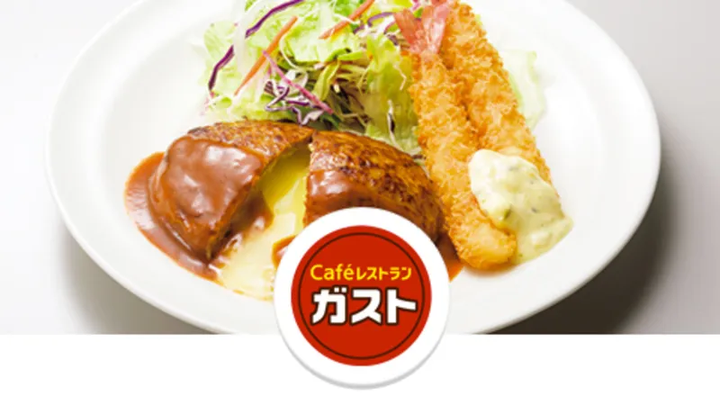 Đĩa hamburger sốt nâu, tôm chiên giòn, salad và sốt tartar.