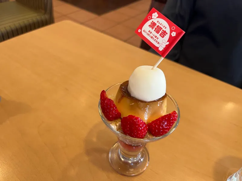 Món tráng miệng dạng ly với thạch caramel, kem vani và dâu tây.