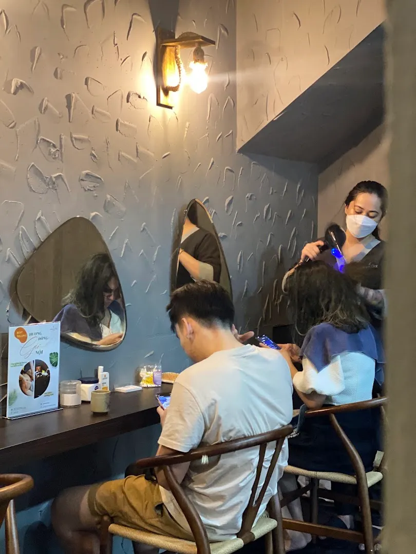 Không gian chăm sóc tóc với nhân viên đang sấy tóc cho khách.
