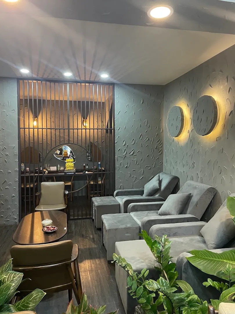 Không gian thư giãn với ghế ngồi bọc nệm, bàn trà và ánh sáng ấm áp.