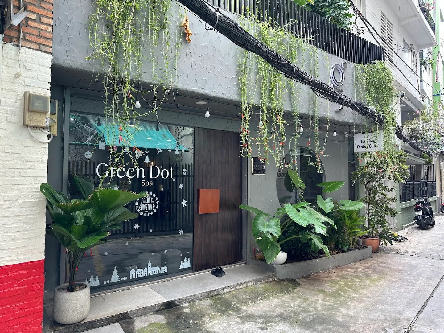 Mặt tiền Green Dot Spa với lối vào và không gian cây xanh.