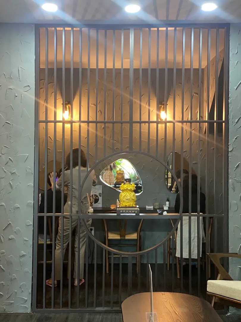 Không gian spa ấm cúng với khu vực chăm sóc và nội thất trang trí thanh lịch.