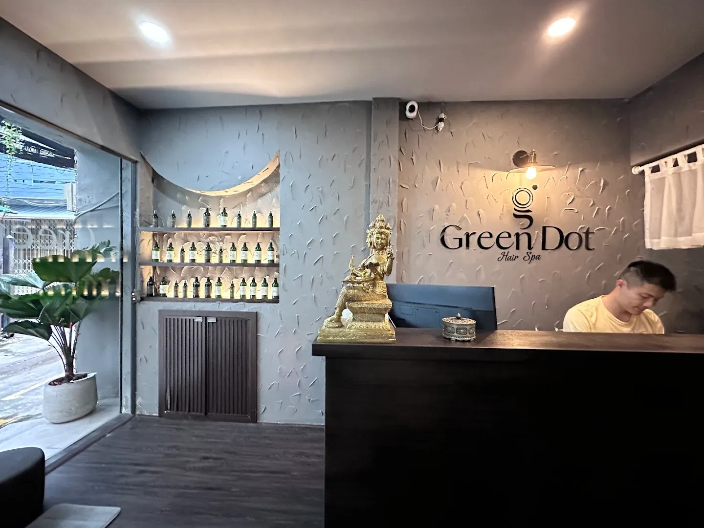 Quầy lễ tân và không gian đón tiếp của GreenDot Hair Spa.
