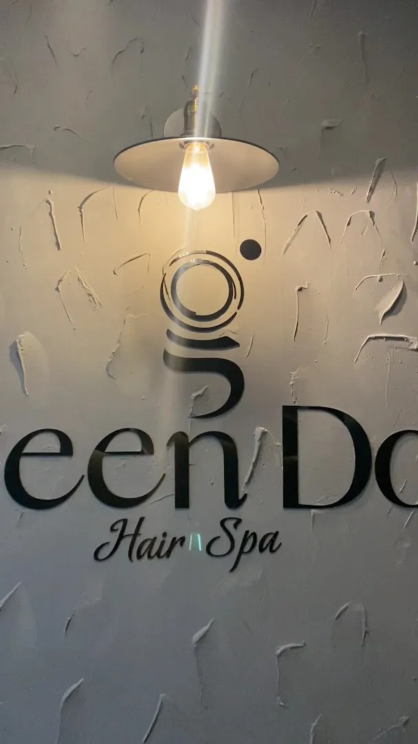 Biển hiệu “GenDo Hair Spa” trên tường.