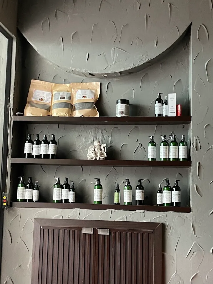 Kệ trưng bày các sản phẩm chăm sóc da và massage.
