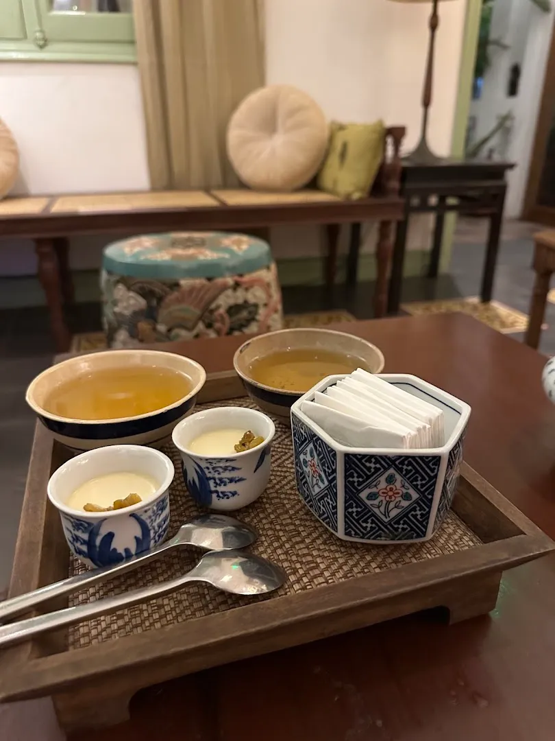 Khung cảnh phòng với khay trà và đồ uống được bày trên bàn.