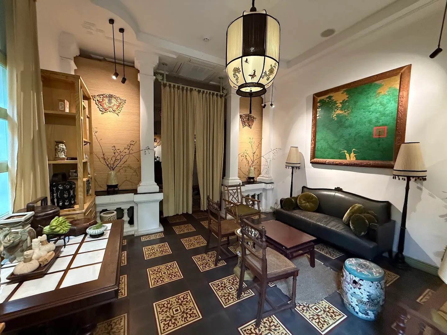 Không gian sảnh chờ ấm cúng với ghế sofa, đèn trang trí và nội thất phong cách Á Đông.