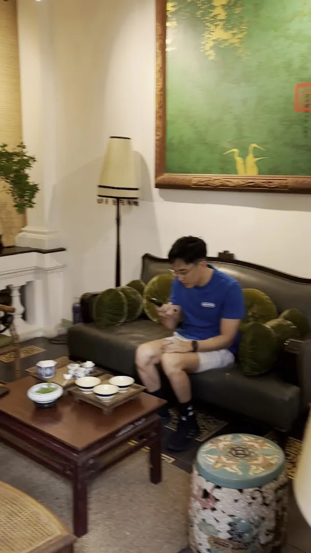 Không gian phòng khách với ghế sofa, bàn trà và tranh treo tường.
