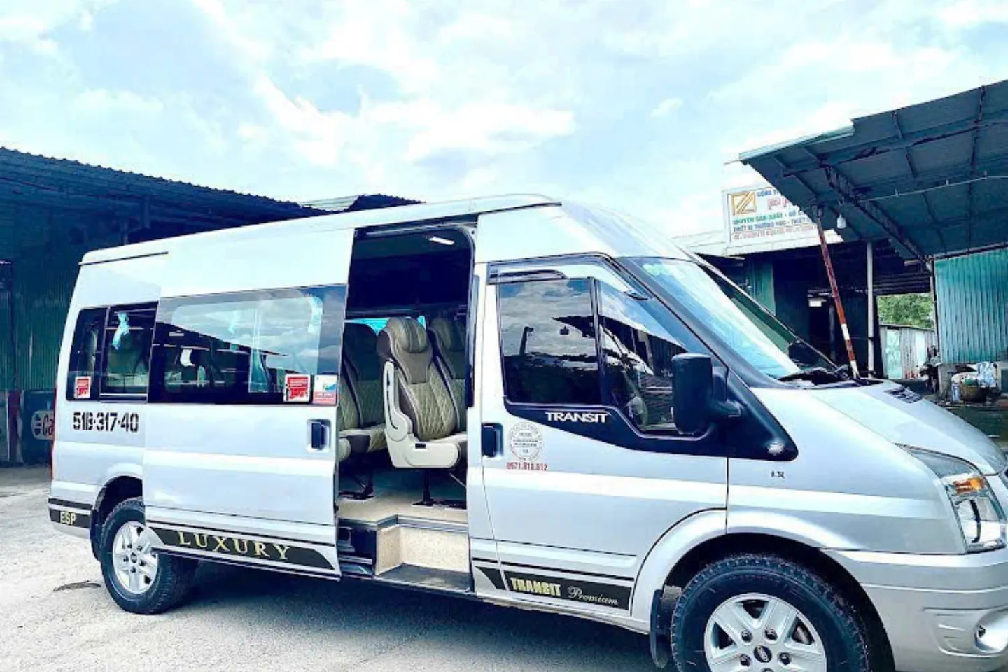 Xe Ford Transit cao cấp với cửa mở, khoang ghế và nội thất được trang bị đầy đủ.