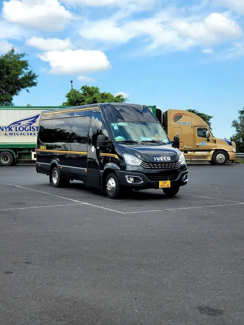 Xe van Iveco màu đen đậu tại bãi xe, minh họa phương tiện vận tải.
