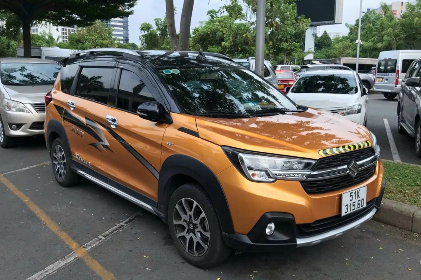 Xe SUV màu cam đỗ tại bãi xe, minh họa phương tiện vận tải.