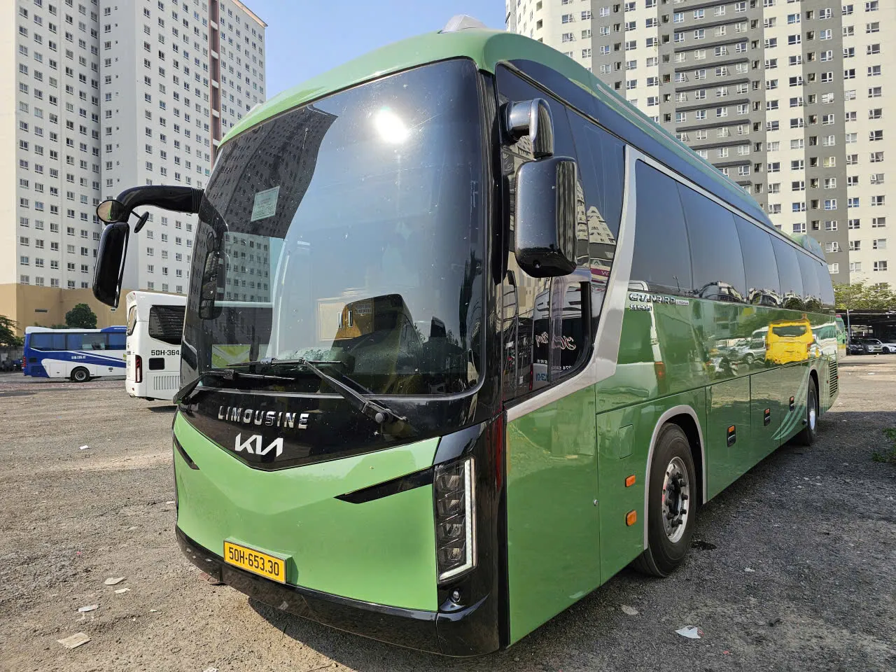 Xe limousine màu xanh phục vụ vận tải hành khách