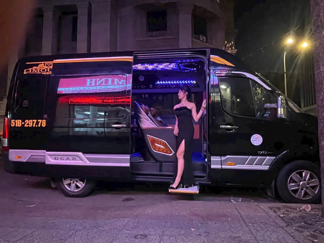 Xe van Dcar được trang bị nội thất đèn LED và cửa trượt mở, đỗ bên đường vào ban đêm.