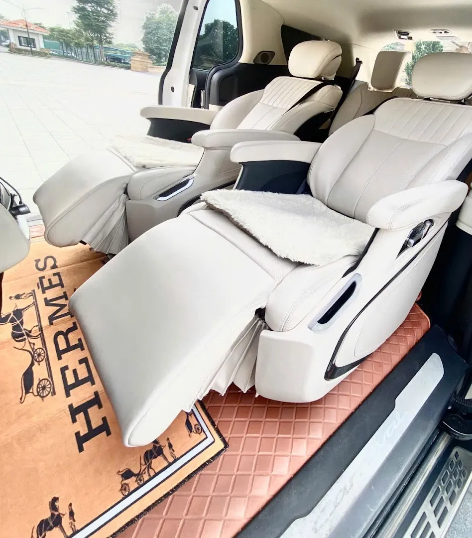 Không gian nội thất xe với ghế da ngả cao cấp và bệ để chân rộng rãi.