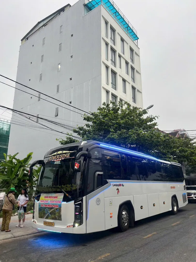 Xe buýt limousine phục vụ vận tải hành khách trên đường phố.