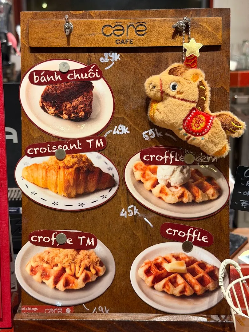 Bảng giới thiệu bánh chuối, croissant và croffle kèm giá bán.