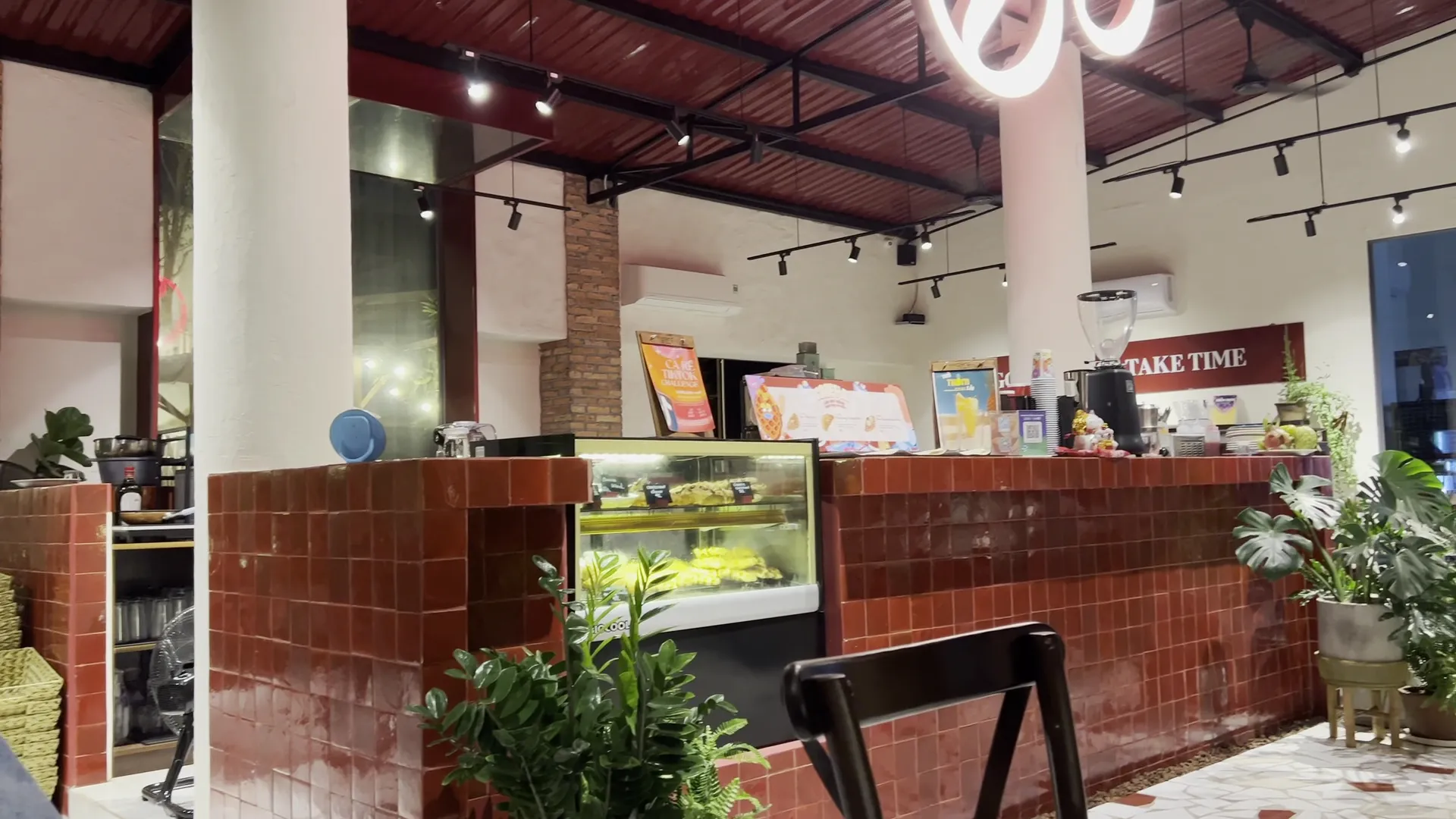 Không gian quầy pha chế và khu vực phục vụ bên trong quán cà phê.