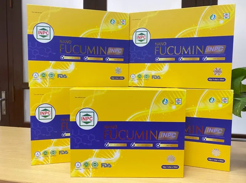 Các hộp sản phẩm Nano Fucumin INPC được trưng bày trên bàn.