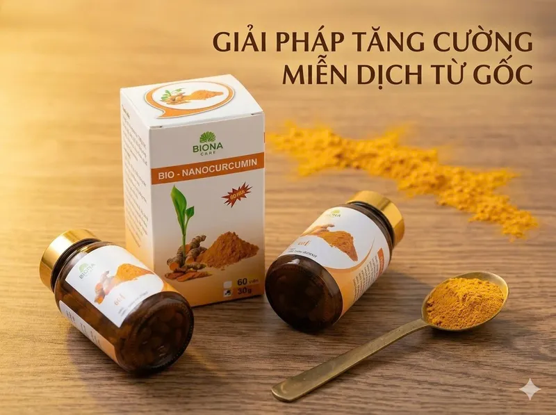 Hộp và hai lọ sản phẩm Bio-Nanocurcumin cùng bột nghệ trên thìa.